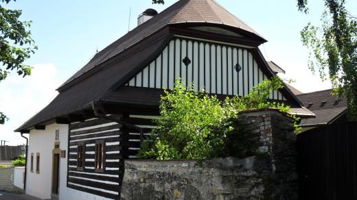 Rodný Tomáškův dům je unikátní stavbou, která jako jediná z té doby přečkala všechny požáry ve Skutči
