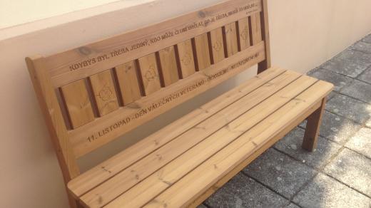 Speciální lavičky patří vzpomínce na válečné veterány. Petr Něnička je chce instalovat po celé republice