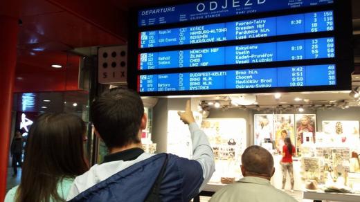 Vlaky, které odjíždějí a přijíždějí na pražské hlavní nádraží, mají desítky minut zpoždění