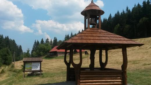 Nová zvonička v osadě Javořinka v Bílé v Beskydech