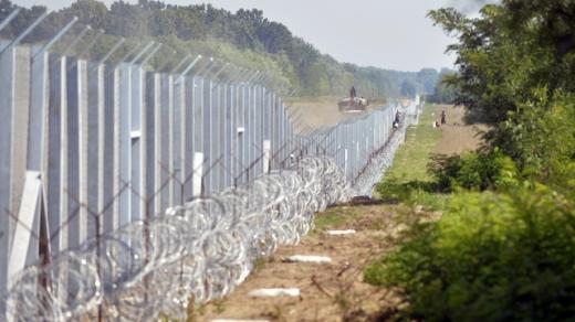 Francouzský ministr zahraničí Laurent Fabius označil maďarský plot na hranicích se Srbskem za popření evropských hodnot