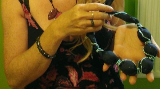Monika Brýdová ukazuje originální náhrdelník vyrobený z kravaty