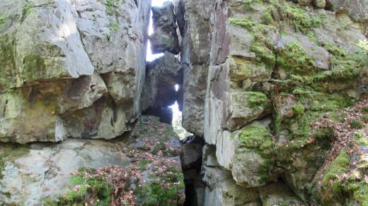 Mezi viklany se drží menší kameny