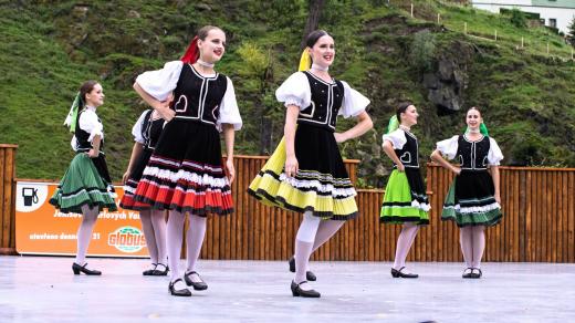 Účastníci Karlovarského folklorního festivalu