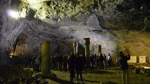 Předsíň jeskyně Býčí skála, kde došlo v roce 1872 ke známému archeologickému objevu Jindřicha Wankela