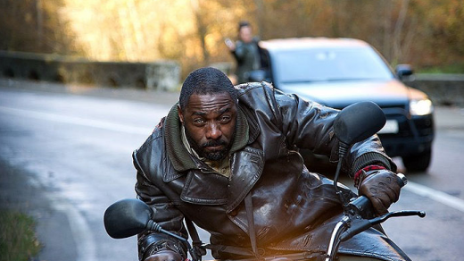 Idris Elba by mohl být dalším Bondem, i když se však podle autora nejnovější knižní bondovky, na roli prý nehodí, protože vypadá „moc drsně, jako někdo z ulice“ (fotka z filmu Pacific Rim) 