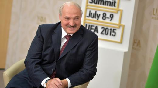 Alexander Lukašenko stále odmítá požadavek na zřízení ruské vojenské základny ve své zemi. Moskva přitom o výstavbu základny usiluje v souvislosti s ukrajinskou krizí už od roku 2013