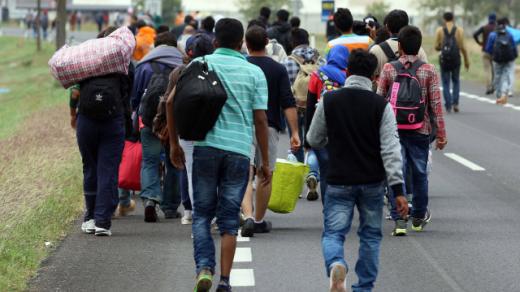 Aby se Maďaři podstatné části uprchlíků zbavili, budou muset nalézt k požadavku Evropské komise na přerozdělení asi 120.000 osob chápavější rétoriku