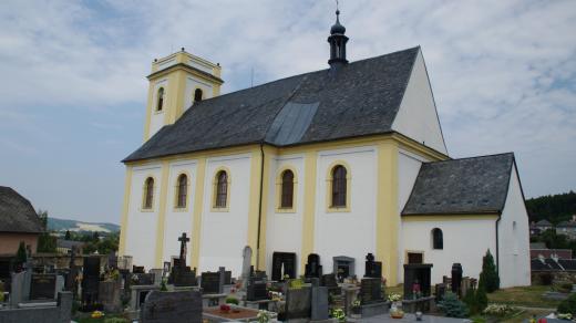 Kostel Povýšení sv. Kříže v Dubicku stojí v místěch, kde musela stávat také hledaná tvrz královského lovčího
