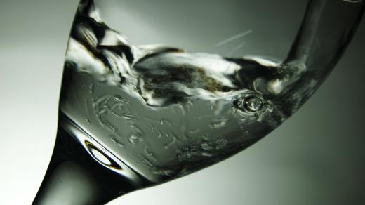 Vod, sklo, pití, žízeň, nápoj (ilustrační foto)