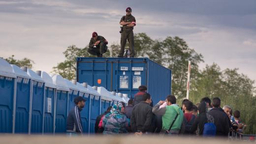 Rakouští policisté na hranici dohlíží na uprchlíky