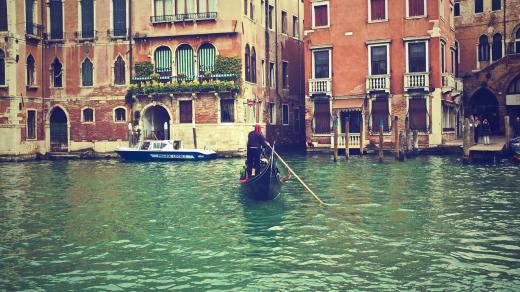 Benátky by, i přes svá současná sofistikovaná a velmi nákladná protipovodňová opatření, pohřbily mořské vlny navždy..jpg
