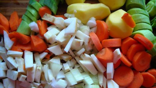 Nakrájená zelenina, brambory, mrkev, cibule (ilustrační foto)
