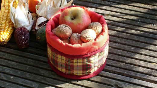 Podzimní vitamíny, jablka, ořechy (ilustrační foto)