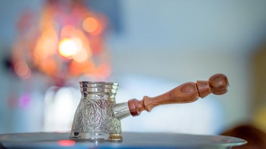 Džezva je kovová nádobka s dlouhou rukojetí pro přípravu arabské kávy