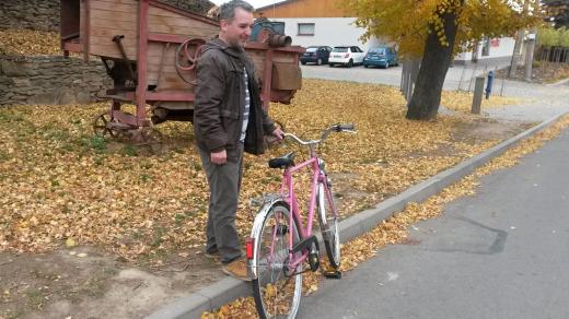 Růžové "obecní" kolo představuje starosta Radek Šimek