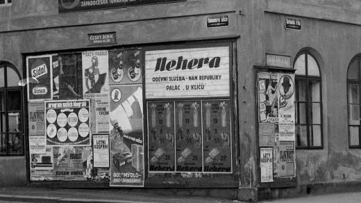 Detail plakátovací plochy na nároží Skvrňanské a dnes již neexistující Vidmanovy ulice. Foto E. Balley, r. 1933