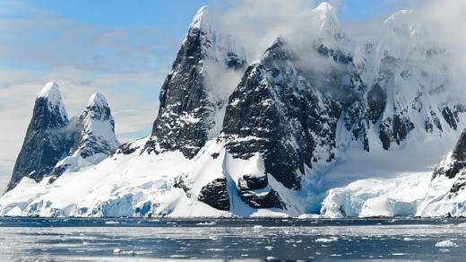 Pokud se globální teplota neudrží pod dvěma stupni Celsia, nedá se vyloučit, že dojde k rychlému ústupu grónských ledovců, výrazným změnám oceánického proudění a tání permafrostu, které bude doprovázeno mohutným uvolňováním oxidu uhličitého.