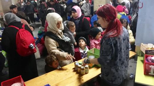Na berlínské nádraží v Schönefeldu přijíždí denně Z bavorského Freilassingu stovky uprchlíků speciálními vlaky