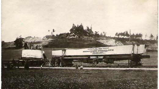 Vytěžená žula z Mrákotína při cestě na Hrad