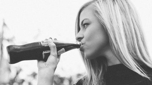 Žena pijící kolu