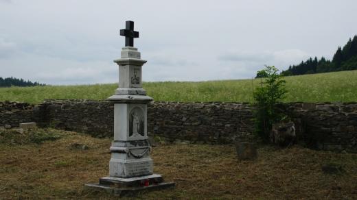 Na hřbitově zůstal stát jediný kříž