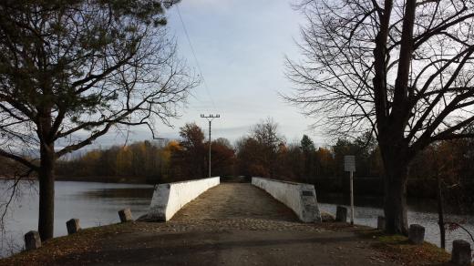 Most v Nové Hlíně je nyní přístupný jen pro chodce