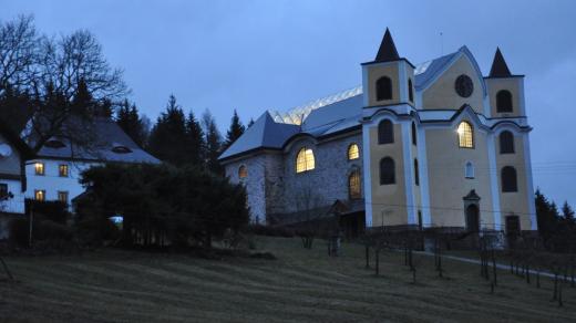 Kostel v Neratově s unikátní prosklenou střechou