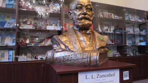 Busta tvůrce jazyka esperanto Ludvíka Lazara Zamenhofa