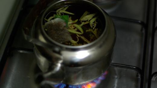 Po jídle musí být čaj, ten palestinský s přidáním bylinek, jako je například šalvěj