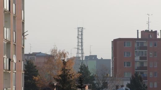 Pohled přes sídliště Povel na věž centrální stanice HZSOK