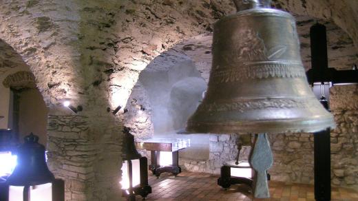 Vystaveny jsou také zvonky a zvonečky a další předměty, které vycházely z dílen mistrů zvonařů