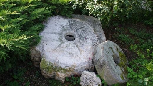 Mlýnské kameny v Dlouhé Loučce - ten největší je právě na stříbrnou rudu