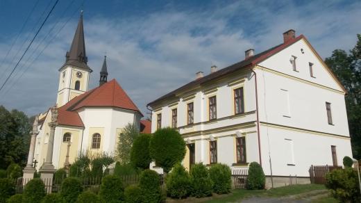 Kostel sv. Jakuba s farou v Horních Domaslavicích