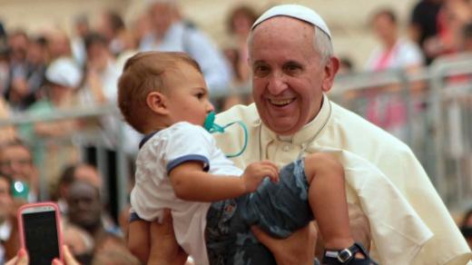 papež František a děti