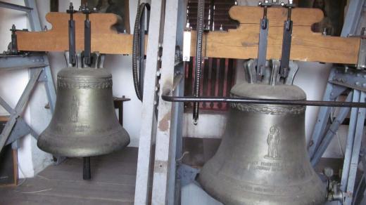 Kostelní věž, odkud se zvony odvezly do Německa a kam by se měly zase vrátit