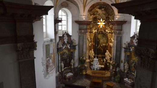 Osmiboká klenba je vyzdobena freskami Jana Jakuba Steinfelse. Bohatou výzdobu interiéru doplňují sochy Jiřího Františka Pacáka