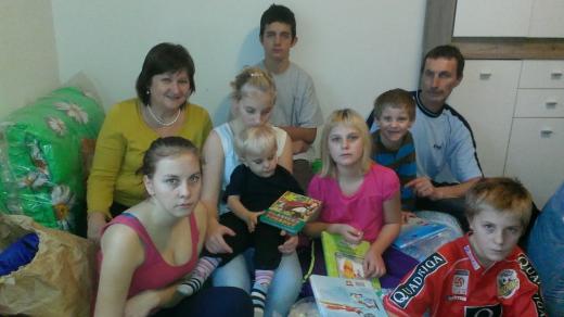 Rodina Blumtrittových a Michaela Čermáková s dary, které posluchači shromáždili na recepci českobudějovického rozhlasu