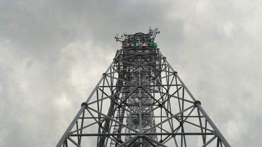 Na vrcholu rozhledny je umístěný letopočet