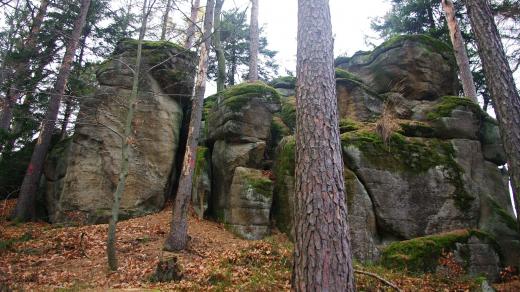 Skalní hradba je opravdu mohutná, dosahuje výšky asi osmi metrů