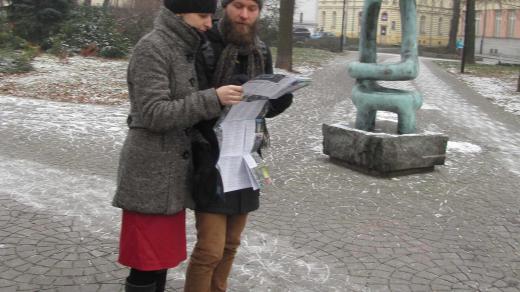 Ilona Rozehnalová a Jakub Ivánek s mapou 'Ostravských soch' u Milenců Maria Kotrby v Husově sadu