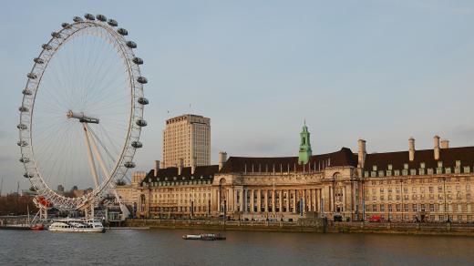 Vyhlídkové kolo Londýnské oko (London Eye) v Londýně, sousedí s County Hall (vpravo)