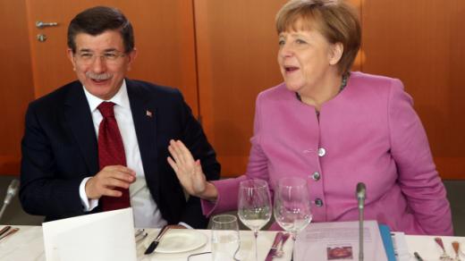 Ahmet Davutoglu a Angela Merkelová v Berlíně