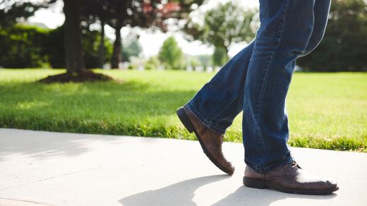chůze, džíny, boty