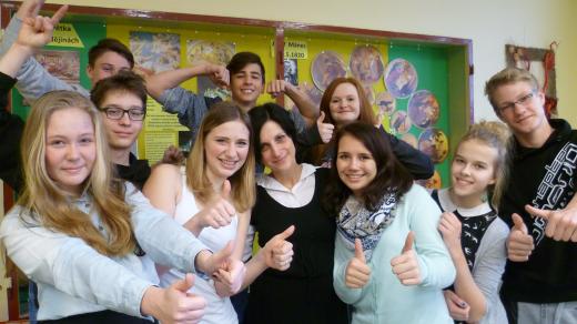 Alena Michálková, učitelka ZŠ Černovice se svými žáky