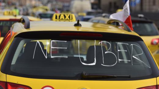 Pražští taxikáři blokují magistrálu, kvůli cenám i 'nelegální konkurenci'