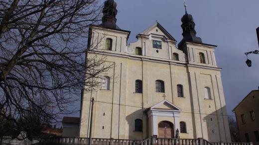 Průčelí kostela Nanebevzetí panny Marie pochází z přestavby na počátku 18. století