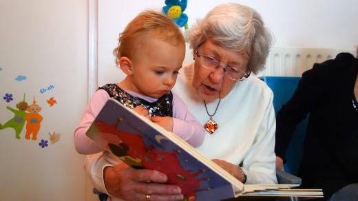 Babička čte pohádku. Ilustrační foto