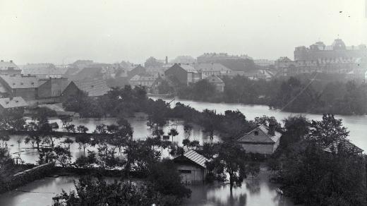 Zatopené zahrady podél Radbuzy na Pražském předměstí při povodni v roce 1890