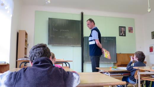 Ředitelem školy a zároveň jediným učitelem je Mgr. Jan Hruban